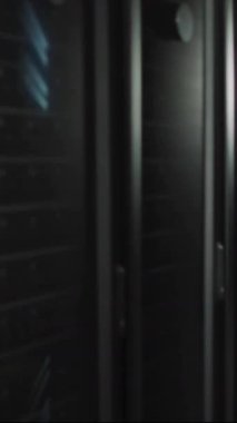 Bilgisayar sunucuları üzerinden dijital veri işleme ve devre kartlarının animasyonu. Dijital olarak oluşturulmuş küresel bağlantılar, hesaplama ve veri işleme kavramı.