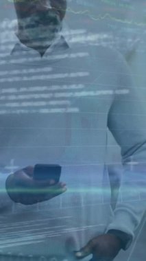 Afro-Amerikan bir adamın sokakta akıllı telefondan konuşması üzerine finansal veri işleme animasyonu. Küresel ekonomi ve iş veri teknolojisi kavramı