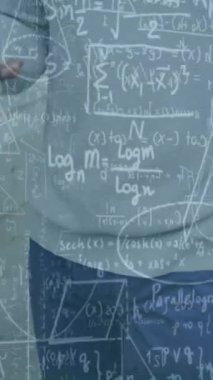 Akıllı telefon kullanarak Afrikalı Amerikalı iş adamının matematiksel veri işleme animasyonu. Küresel iş, ağlar, bağlantılar, hesaplama ve veri işleme kavramı dijital olarak oluşturulmuş video.