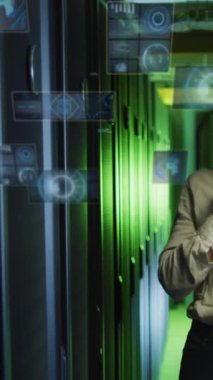 Kafkas iş kadınının bilgisayar sunucuları tarafından veri işleme animasyonu. Küresel hesaplama, dijital arayüz ve veri işleme kavramı dijital olarak oluşturulmuş video.