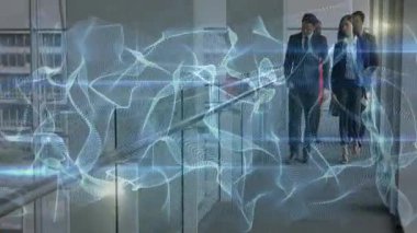 Mavi ağ, cam koridorda beliriyor ve iş adamlarına fikir alışverişinde bulunuyorlar. Teknoloji, yenilik, işbirliği, şirket, fütüristik, kentsel, ilerleme