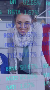 Dizüstü bilgisayar kullanan çeşitli moda tasarımcılarının borsa veri işleme ekibinin animasyonu. Küresel ekonomi ve teknoloji kavramı