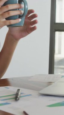 Masada çalışırken kahve içen beyaz bir kadının üzerinde koronavirüs hücrelerinin canlandırılması. Dijital bileşik, çoklu maruz kalma, covid, sağlık, salgın, hastalık, içki, evden çalışma.