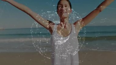 Sahilde kollarını kaldıran bir kadın ağ küresini çevirirken dijital bağlantıyı sembolize ediyor. Teknoloji, yenilik, bağlantı, sağlık, rahatlama, doğa, modern