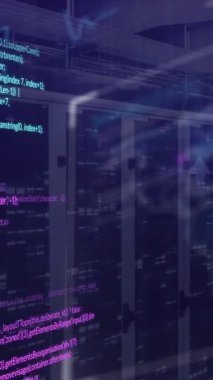 Şehir manzarası üzerinde veri işleme animasyonu. Küresel teknoloji bağlantıları ve dijital arayüz konsepti dijital olarak oluşturulmuş video.