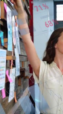 Ofisteki çeşitli iş adamları üzerinde veri işleme animasyonu. Küresel iş, bilgisayar ve dijital arayüz kavramı dijital olarak oluşturulmuş video.