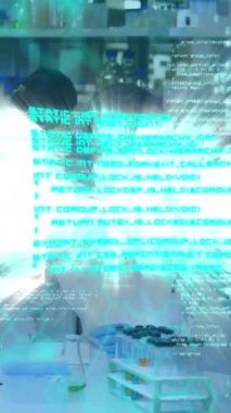 Laboratuvardaki çeşitli bilim adamları üzerinde kimyasal formülün ve veri işlemenin animasyonu. küresel bilim, veri işleme ve dijital arayüz kavramı dijital olarak oluşturulmuş video.