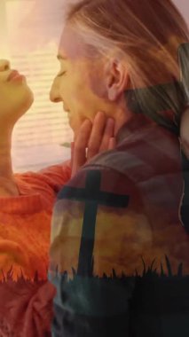 Rahatlatıcı bir arkadaş, gün batımında alnını çapraz animasyonla öpen bir kadın. Destek, dostluk, şefkat, empati, teselli, güven