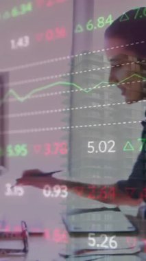 Ofiste dizüstü bilgisayar kullanan Kafkas iş kadınının finansal veri işleme animasyonu. Küresel iş, finans, iletişim ve dijital arayüz kavramı dijital olarak oluşturulmuş video.