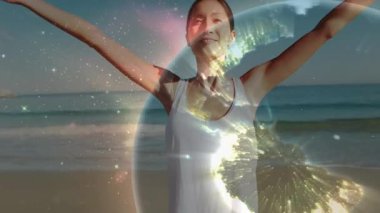 Kumlu plajda dikkatli bir esneme hareketi başlatan kadın sağlık teması için animasyon Dünya küresi üretiyor. Meditasyon, uyum, sükunet, gençleşme, farkındalık, dinginlik, denge.