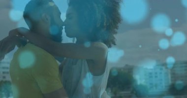 Kollarını erkeğin boynuna dolayan bir kadın. Rıhtımda sürüklenen mavi Bokeh 'le romantik bir öpücük paylaşıyor. Romantizm, çift, şefkat, ufuk çizgisi, şehir manzarası, açık hava, huzur