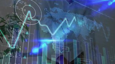 Profesyonel iş adamı, neon haritanın arkasında yükselen parmaklık çizgisi grafiği üzerinde çalışıyor. Teknoloji, veri, analitik, finans, görselleştirme, modern, yenilik