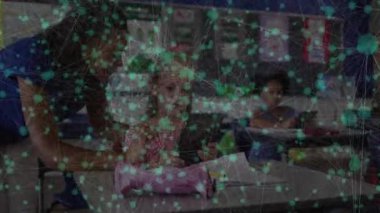 Öğretmenin sınıfa rehberlik etmesi tableti göstererek öğrenme, öğrencinin not defterine tıklama ekranı. Eğitim, teknoloji, sınıf, öğrenme, çocuklar, dijital eğitim