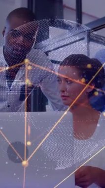 Ofisteki dizüstü bilgisayarla çeşitli iş adamlarıyla olan bağlantıların animasyonu. Küresel finans, iş, bağlantılar, hesaplama ve veri işleme kavramı dijital olarak oluşturulmuş video.