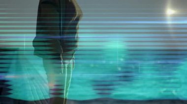 Sahnede yürüyen bir kadın teknoloji gösterisi için arıza hatlarını ve turkuaz dalgaları aktifleştiriyor. Fütürist, dinamik, soyut, yenilikçi, multimedya, performans, şık