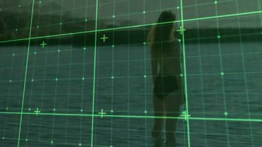 Sahil şeridinde yürüyen bir kadın, yeşil ızgarayı etkinleştiriyor. Teknoloji analizi için vücudu tarıyor. Fütürist, dijital, teknoloji, izleme, minimalist, manzaralı, yenilikçi