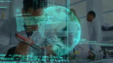 Erkek mühendis, teknoloji laboratuvarında demir lehimleme tahtası seçiyor. Küre dönüşümlü kod etkinleştirme sistemi. Teknoloji, yenilik, mühendislik, dijital, gelecek, işbirliği, kesinlik