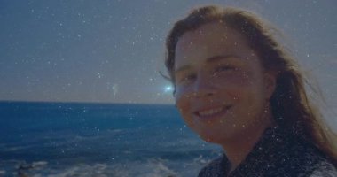 Pazarlama ekibi kıyıda duran kadınları filme alıyor, denizden yüze doğru ilerleyen lenslere tepki veriyor. Huzur, sükunet, doğal, yansıtıcı, minimalist, rüya gibi, düşünceli.