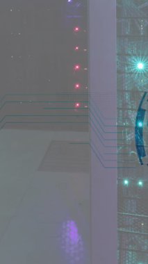 Sunucu odasındaki aydınlatılmış veri sunucu raflarının üzerindeki daireleri yüklerken gözün canlandırılması. Dijital bileşik, izleme, veri merkezi, ağ, teknoloji ve ağ sunucu kavramı.