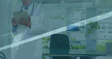 Doktor tıbbî ofiste tıkırdatma ve kaydırma tableti hasta analizi için animasyon çizelgesine neden oluyor. Tıbbi, teknoloji, veri, analiz, profesyonel, dijital, sağlık