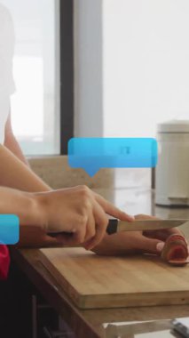 Mutfakta sebzeleri sohbet baloncuklarıyla doğramak sahne üstünde animasyon yapmak. Yemek pişirme, yemek hazırlama, aşçılık, dijital iletişim, etkileşim, teknoloji