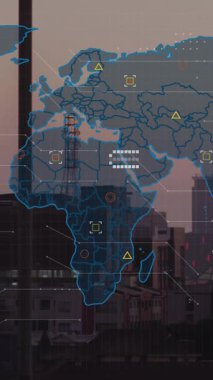 Şehir manzarasının havadan görüntüsüne karşı dünya haritası ve veri işleme animasyonu. Küresel ağ ve iş teknolojisi kavramı