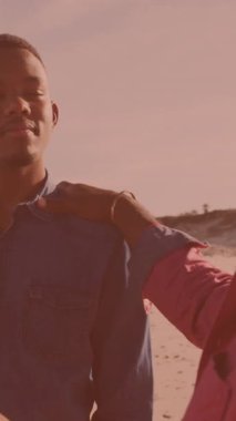 Afrikalı Amerikalı bir adam sahilde oğluyla konuşuyor. Babalık, aşk ve tatil kavramı