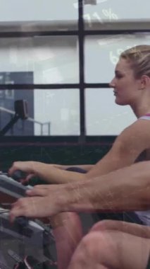 Beyazlı bir çiftin spor salonunda egzersiz yapması üzerine finansal veri işleme animasyonu. Spor, aktif yaşam tarzı, finans ve dijital arayüz konsepti dijital olarak oluşturulmuş video.