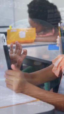 Dünyanın dört bir yanındaki öğrencilerle tablet kullanan çok ırklı bir kızın animasyonu. Dijital bileşik, çoklu pozlama, eğitim, küreselleşme, veri, çocukluk, e-öğrenme, teknoloji.