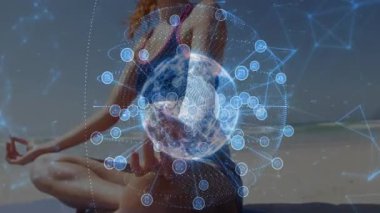 Plajda meditasyon yapan, yükselen dünya, gövde etrafında titreşen teknoloji ağı halkaları başlatıyor. Spiritüellik, sükunet, dijital, fütüristik, farkındalık, ahenk, refah