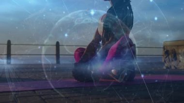 Dönen küre, meditasyon yapan kadının üzerinde belirdi. Pembe hasırın üzerinde. Teknoloji için titreşen veri noktaları. Farkındalık, huzur, denge, sükunet, dijital, yenilik, refah