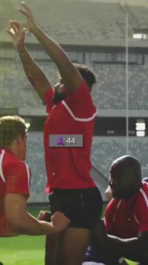 Çeşitli ragbi oyuncuları üzerinde dijital veri işleme animasyonu. Küresel spor, sosyal medya, bağlantılar, hesaplama ve veri işleme kavramı dijital olarak oluşturulmuş video.