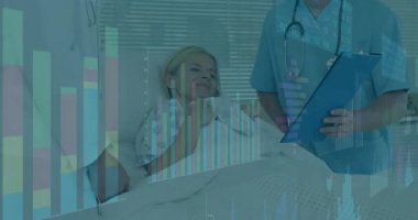 Tıbbi ekip odaya hasta cevap verirken dosya ve not panosuyla girdi. Sağlık, takım çalışması, sağlık, hastane, profesyonellik, hasta bakımı, klinik