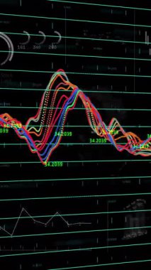 Karanlık arka planda finansal veri işleme animasyonu. Küresel finans, iş, bağlantılar, hesaplama ve veri işleme kavramı dijital olarak oluşturulmuş video.