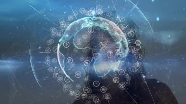 Bilgi ağı örtüsünü görselleştirirken 3 boyutlu küreyi gözlemleyen ve döndüren teknik sunucu. Teknoloji, yenilik, siber alan, görselleştirme, gelecekçilik, dijital, bağlantı