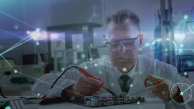 Üst düzey elektronik teknisyenleri test devrelerine yerleştirerek şebeke başlatma şebekemizi patikalarla örtüyor. Teknoloji, mühendislik, tanı, yenilik, kesinlik, araştırma, veri