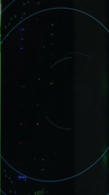 Yuvarlak tarayıcıda güvenlik asma kilit simgesi animasyonu ve bilgisayar sunucu odasında ikili kodlama. Siber güvenlik ve iş veri depolama teknolojisi kavramı