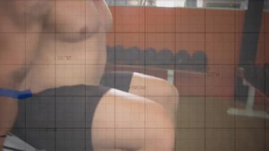 Halterci kırmızı ayakkabılar giyiyor halterleri kavrıyor ve güç kazanmak için bankın tepesine bastırıyor. Güç, kas gücü, fitness, egzersiz, antrenman, spor salonu, kararlılık