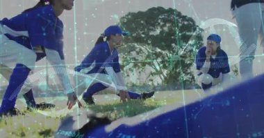 Üç beyzbol oyuncusu çimen sahasında analitik izleme ölçüsüyle ısınma hareketleri yapıyor. Sporcular, takım çalışması, fitness, açık hava, spor giyim, dinamik, performans