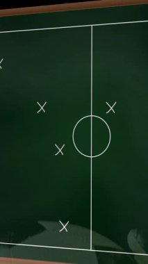 Futbol stratejisi animasyonu sahadaki oyuncuların topa vurması üzerine. Spor, takım çalışması, taktikler, koçluk, oyun planı, eğitim