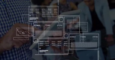 İşaretli gömlek giyen erkek meslektaşım tablet ekranı aşırıyor ve toplantıda iş veri panellerini canlandırıyor. Teknoloji, veri, analiz, yenilik, işbirliği, dijital, profesyonel