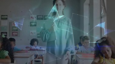 Sınıfta yürüyen öğretmen merkeze ulaşıyor ve sanal küre oluşturan ağ hatlarını başlatıyor. Eğitmen, dijital öğrenim, gelecekçi, yenilik, işbirliği, e-öğrenme, teknoloji