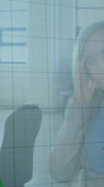 Kafkasyalı bir kadının cep telefonuyla iş arkadaşlarına karşı yaptığı hareketin animasyonu. Dijital bileşik, çoklu pozlama, rapor, iş, ofis ve teknoloji kavramı.