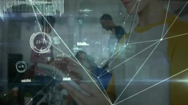 Ticari işbirliği için tablet alan ve verileri ağ görüntüsü olarak kullanan İspanyol kadın. İşbirliği, teknoloji, veri, takım çalışması, yenilik, modern, dijital