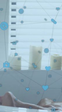 Banyodaki bir küvette dinlenen bir kadın için dijital ikonlar ağı animasyonu. Küresel ağ ve teknoloji kavramı