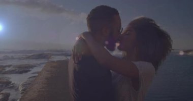 İskelede kucaklaşan çift, hayat tarzı pazarlaması için hafif bir öpücükle parıldıyor. Romantizm, samimiyet, manzara, dinginlik, şefkat, alacakaranlık, bağlantı