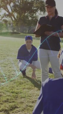 Beyzbol takımını çalıştıran koç sahadaki oyuncular üzerinde veri işleme animasyonu yapıyor. Spor, koçluk, takım çalışması, eğitim, veri analizi, teknoloji