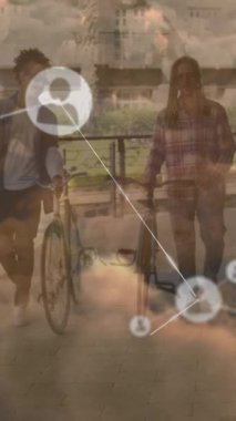 Afrika kökenli Amerikalı erkeklerin bisikletle yürüdüğü gökyüzü ve bağlantı ağının animasyonu. Dijital olarak oluşturulmuş küresel bağlantılar, spor ve dijital arayüz kavramı.