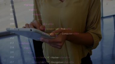 BT profesyonel tıkırtı tableti ve kaydırma stili lobide, siber güvenlik terimlerinin örtüşmesini araştırıyor. Teknoloji, yenilik, siber güvenlik, dijital, kurumsal, modern, güvenlik