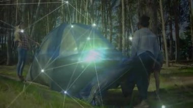 Arkadaşların kamp demosu için çadır kurma kampına girerken üzerinde animasyonlu kaplama vardı. Macera, takım çalışması, doğa, vahşi doğa, keşif, açık hava, manzara